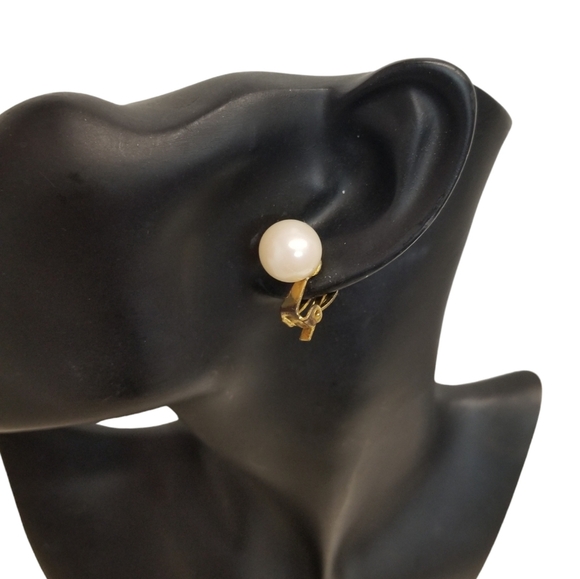 VINTAGE MADE IN JAPAN  CASUAL CLASSIC FAUX PEARL & GOLDTONED CLIP ON EARRINGS - Picture 2 of 6